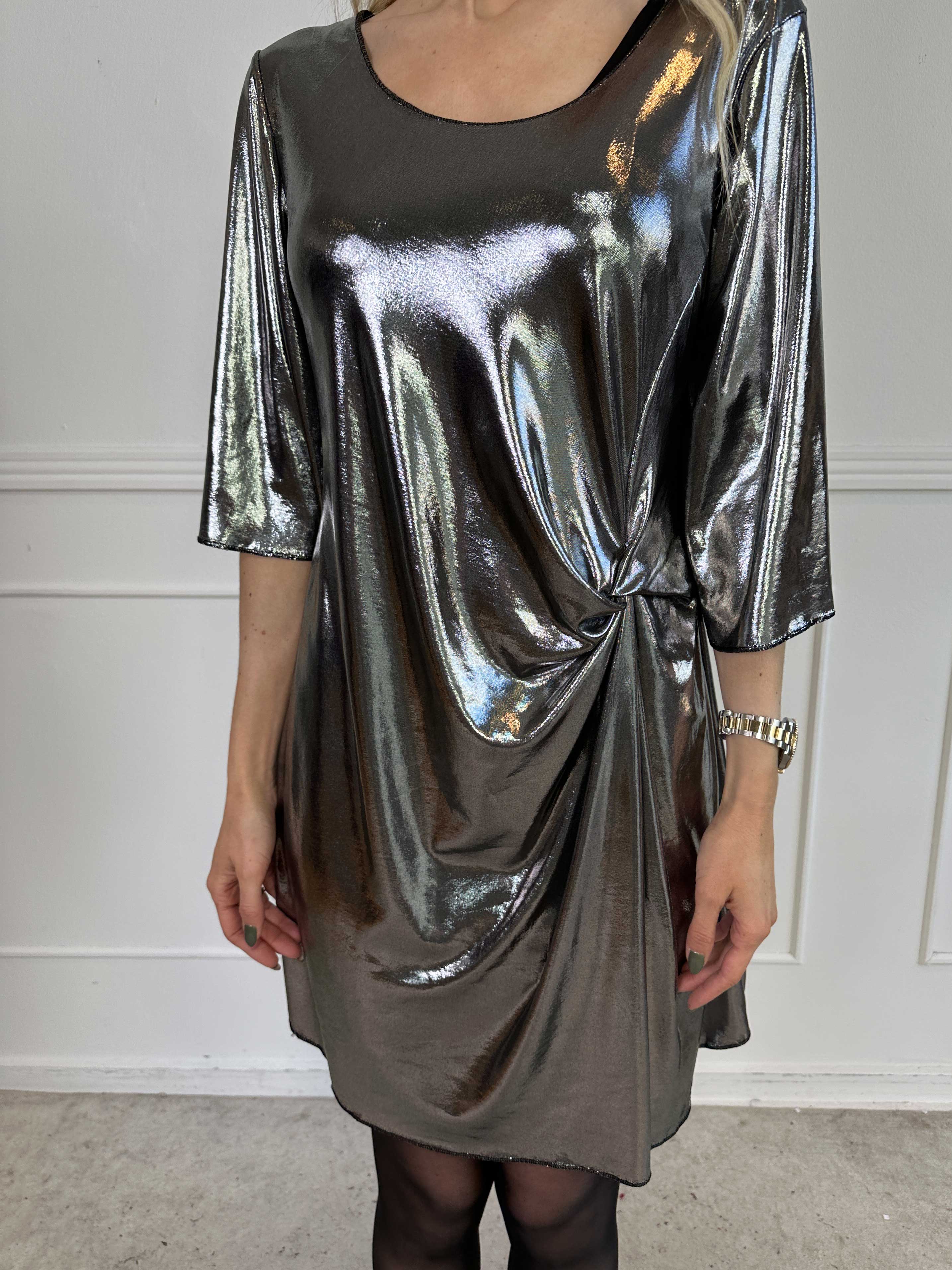 Roxy - Klänning i glansigt material med elegant knutdetalj